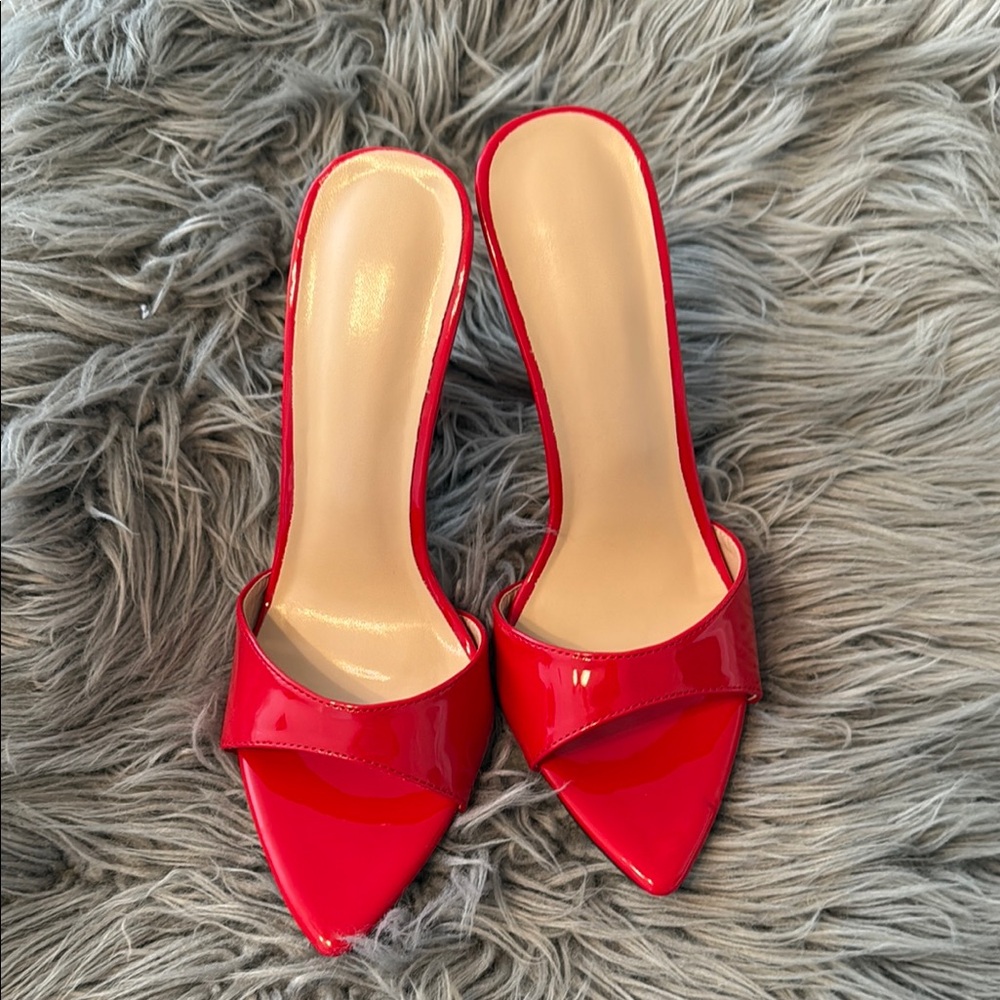 Red Patent Leather Heels with Pointed Toe and Medium Heel